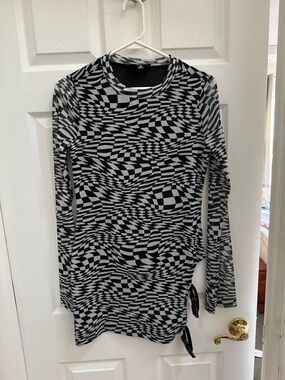 POSTER GIRL Black & White Optical Wave Top